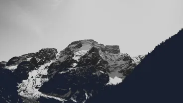 Les montagnes offrent un spectacle à couper le souffle, attirant alpinistes, randonneurs et&nbsp;contemplatifs