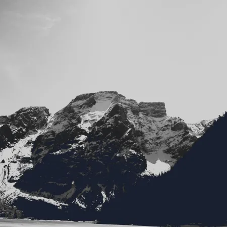 Les montagnes offrent un spectacle à couper le souffle, attirant alpinistes, randonneurs et contemplatifs
