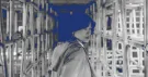 Jeune femme en manteau parmi des échafaudages, photo en noir et blanc rehaussée de bleu