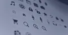 Planche d’icônes d’interface imprimée (maison, cadenas, micro, loupe, panier), en gros plan bleuté
