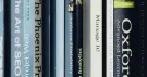 Rangée de livres sur le web, le référencement et l’expérience utilisateur, aux tranches bleutées