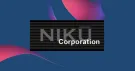 Logo Niku Corporation sur un bandeau noir, sur un fond bleu traversé de vagues roses