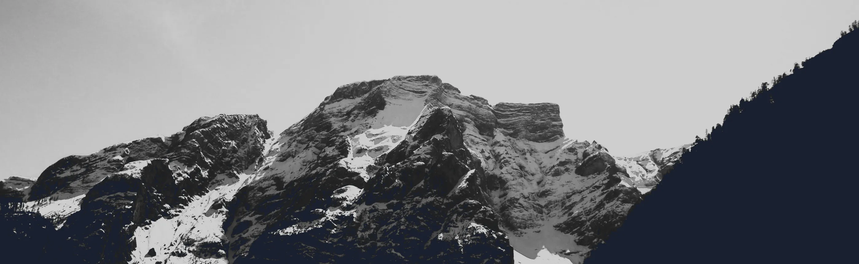 The mountains offer a breathtaking spectacle, attracting climbers, hikers and contemplatives