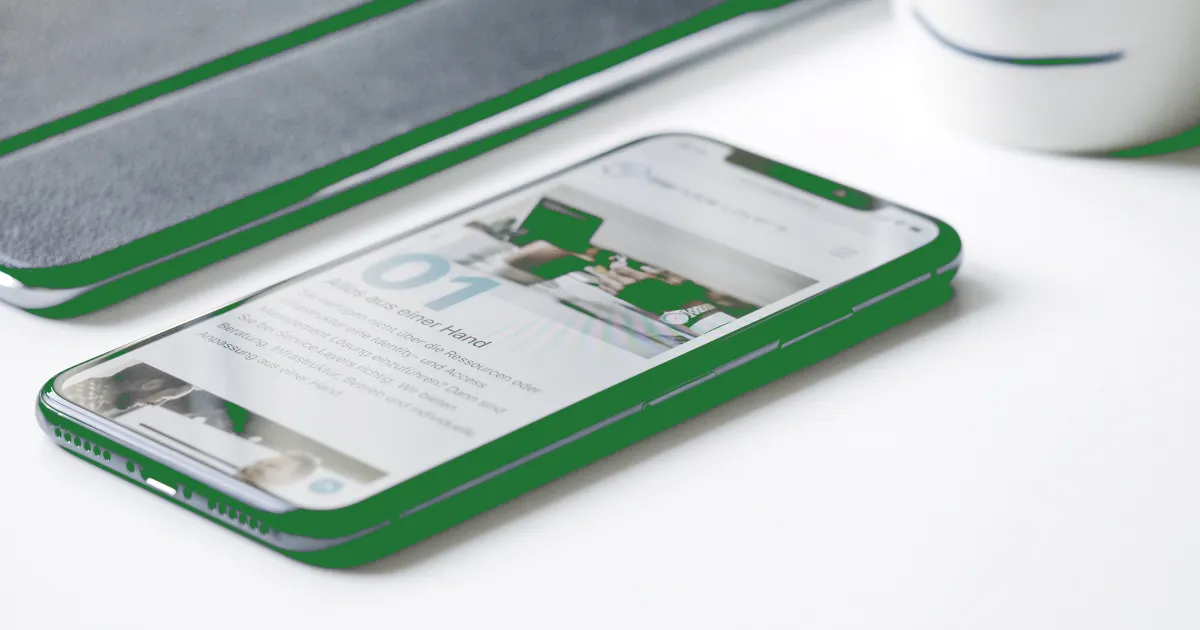 Smartphone et tablette aux bords verts posés sur une table blanche, un site affiché à l’écran