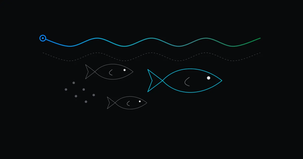 Banc de poissons argentés dans l’eau sombre au-dessus du fond marin