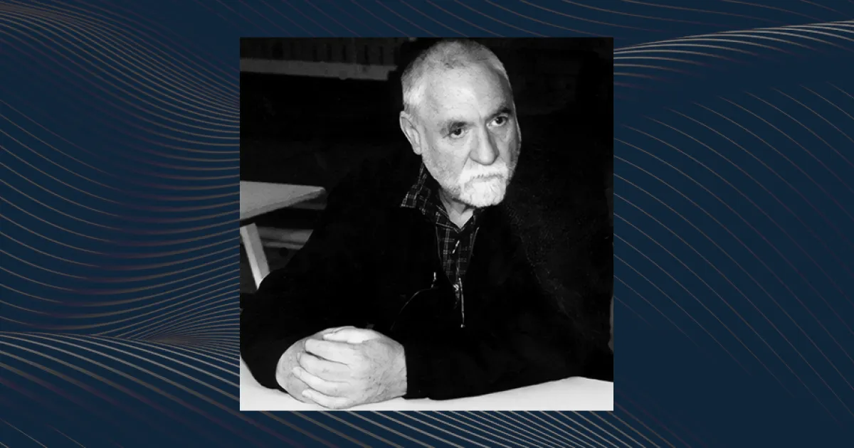 Portrait en noir et blanc de Louis Bec, accoudé à une table, sur un fond bleu nuit à lignes ondulées