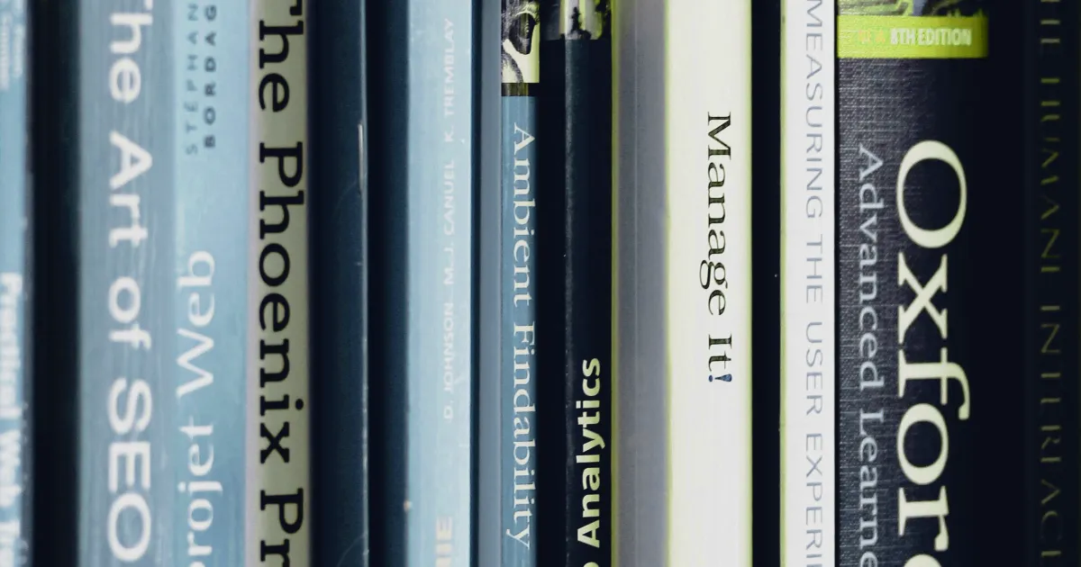 Rangée de livres sur le web, le référencement et l’expérience utilisateur, aux tranches bleutées