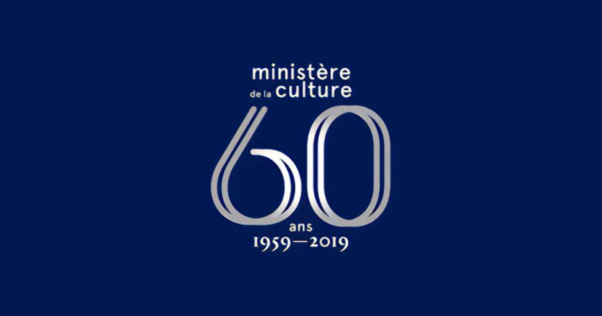 Logo des 60 ans du ministère de la Culture, 1959–2019, argenté sur fond bleu marine